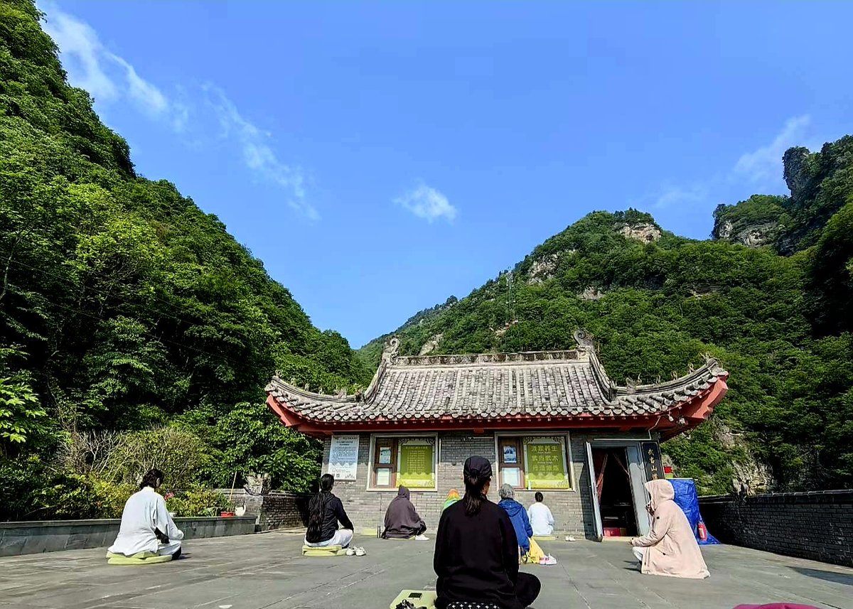 Meditation in the morning...
Sifu Chen Lisheng's school in Wudangshan.

☯️ 🙏 ❤️

#meditation #daojia #dao #wudangshan #cultivation #mind #focus #china #chinatravel #ruyischool