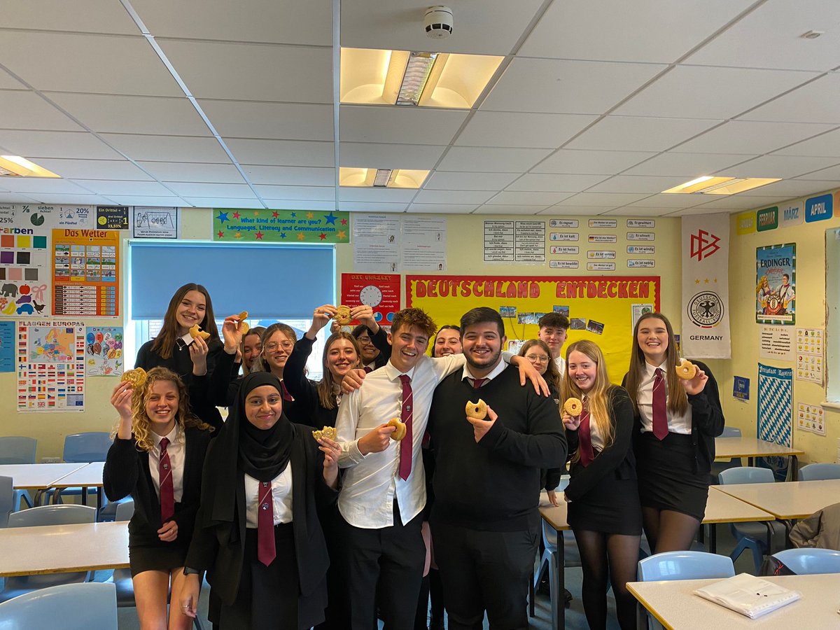CaerleonComp's tweet image. GCSE, AS &amp;amp; A Level French and German orals are officially complete for another year! Bon effort et gut gemacht to our talented linguists @CaerleonComp. 🍩 We are very proud of you! Now to focus on the remaining skills… 👩🏻‍🏫 #nearlythere #dontgiveup @EAS_IntLanguage @WG_Education
