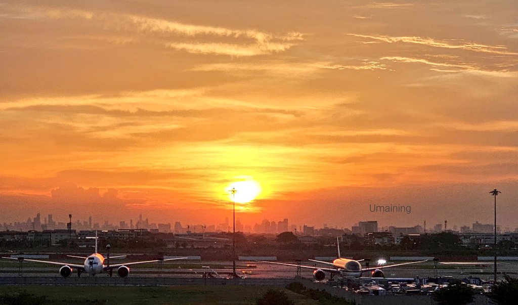 AirriA19's tweet photo. 🛫✈️

มาสนามบินทีไรคิดถึงบรรยากาศเวลาได้มาส่งไบร์ทวินมากๆเลยค่ะ

#Umaining
#ไบร์ทวิน
#bbrightvc
#winmetawin https://t.co/mESpNah1er