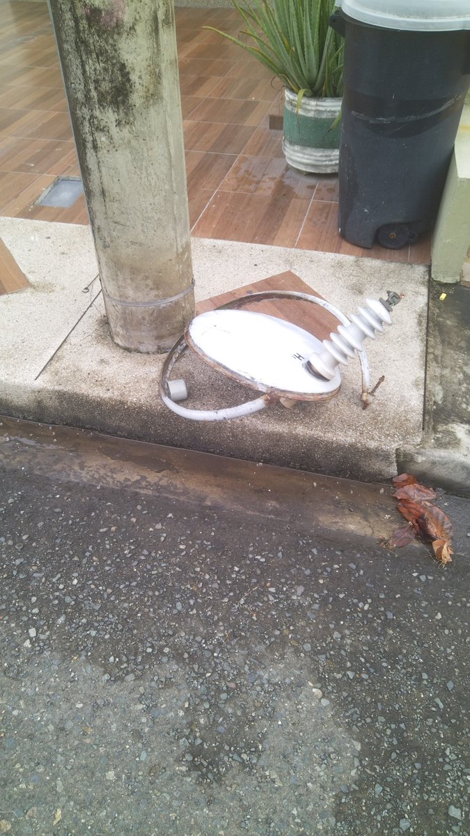 FrenderD's tweet photo. @servicioscnelep @Yemo12 @CNEL_EP Estimados ya son las 8 am y seguimos sin energía en Bonaterra Mz. 2 y Mz8, el transformador explotó cuando vinieron a arreglar. Su ayuda urgente. https://t.co/65euKTvNDt