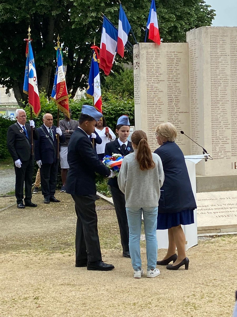 Lescadetsensoa's tweet photo. A #Niort, le #8mai  2023, les #cadetsdeladefense participés au dépôt de gerbes du @SF_Siege et #udac 
Merci aux collégiens des collèges Fontanes, @CLG_pmc79 @collegerabelais  #devoirdemémoire #parcourscitoyen #Fiersdenoscadets https://t.co/Ww0IufdhQu