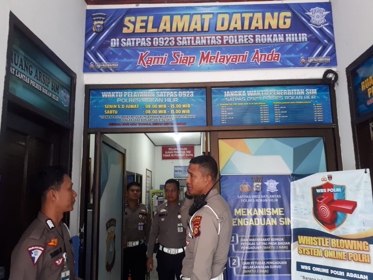 SIMPoldaRiau's tweet photo. Kasi SIM Ditlantas Polda Riau Kompol. Pauzi, S.H., M.H melaksanakan giat pemantauan dan evaluasi kinerja pelayanan publik di Satpas SIM Polres Rohil.
Kamis, 11 Mei 2023
#satpas #pelayananprima #aksipolisiindonesia #utamakankeselamatandankesehatankerja https://t.co/fCT5AJ3Lka