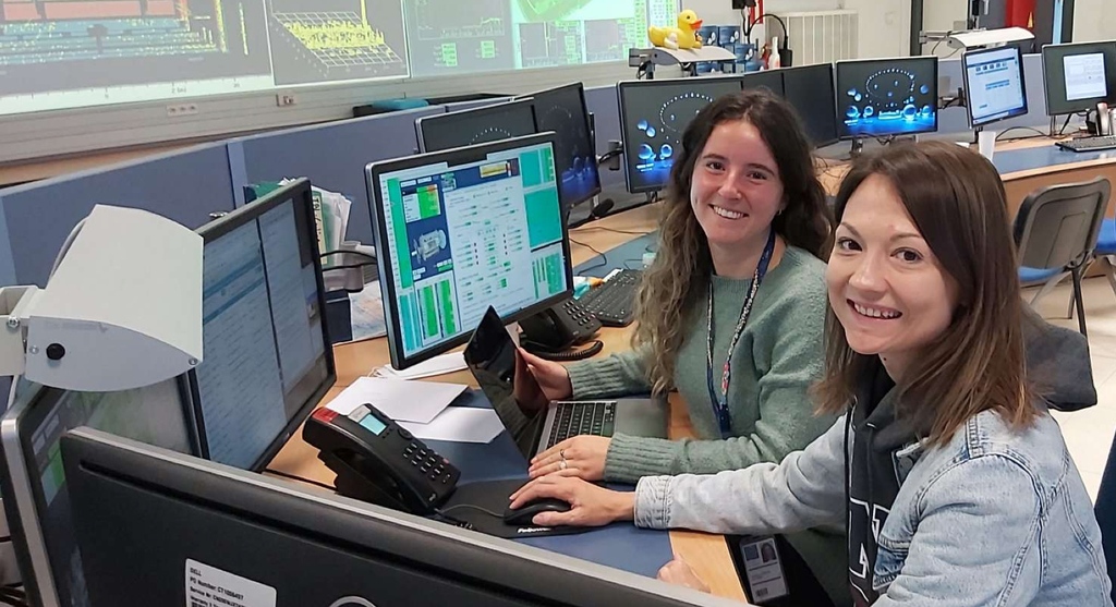 Happy faces in the ATLAS Experiment Control Room, as shifters collect high-intensity physics data! 👏

The Large Hadron Collider (LHC) is now colliding beams with 2400 proton bunches per beam, reaching its maximum target for #LHCRun3.