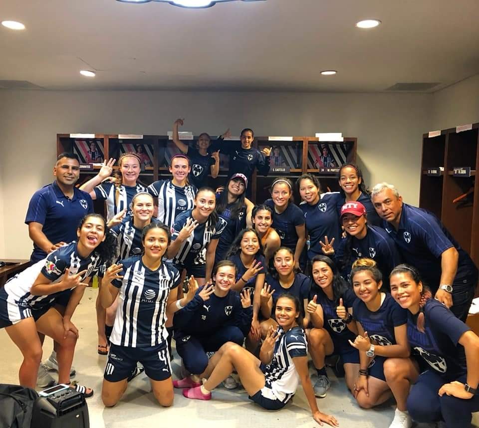 CFMHistoriaFem's tweet photo. Primera foto: Mariana Cadena, Selena Castillo, Desirée Monsiváis y...

¿Reconoces a quien está con el número 29 en el short?

2da foto celebrando un triunfo en el BBVA

3er foto: Diana Evangelista. 

📸: Créditos a quien corresponda. https://t.co/WTvXYe6g2e