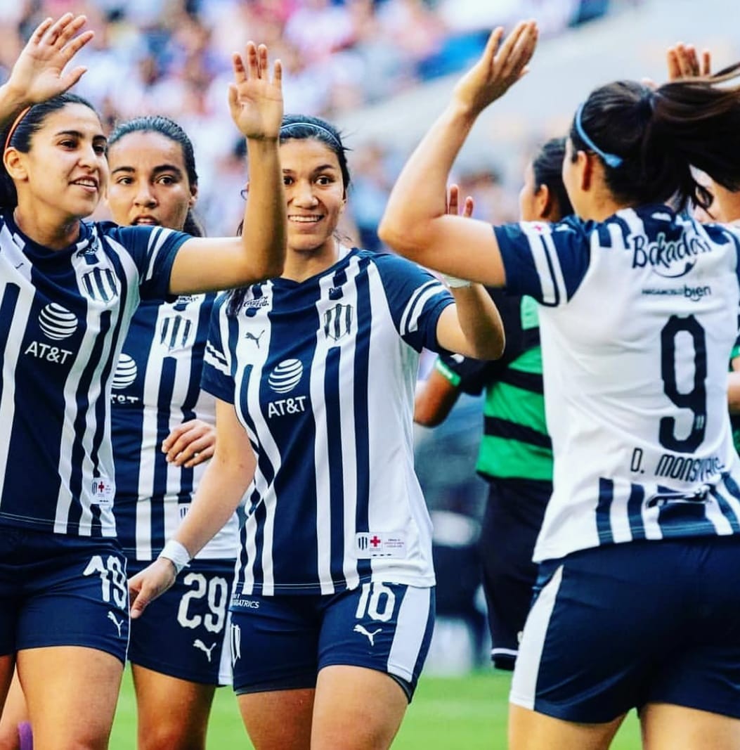 CFMHistoriaFem's tweet photo. Primera foto: Mariana Cadena, Selena Castillo, Desirée Monsiváis y...

¿Reconoces a quien está con el número 29 en el short?

2da foto celebrando un triunfo en el BBVA

3er foto: Diana Evangelista. 

📸: Créditos a quien corresponda. https://t.co/WTvXYe6g2e