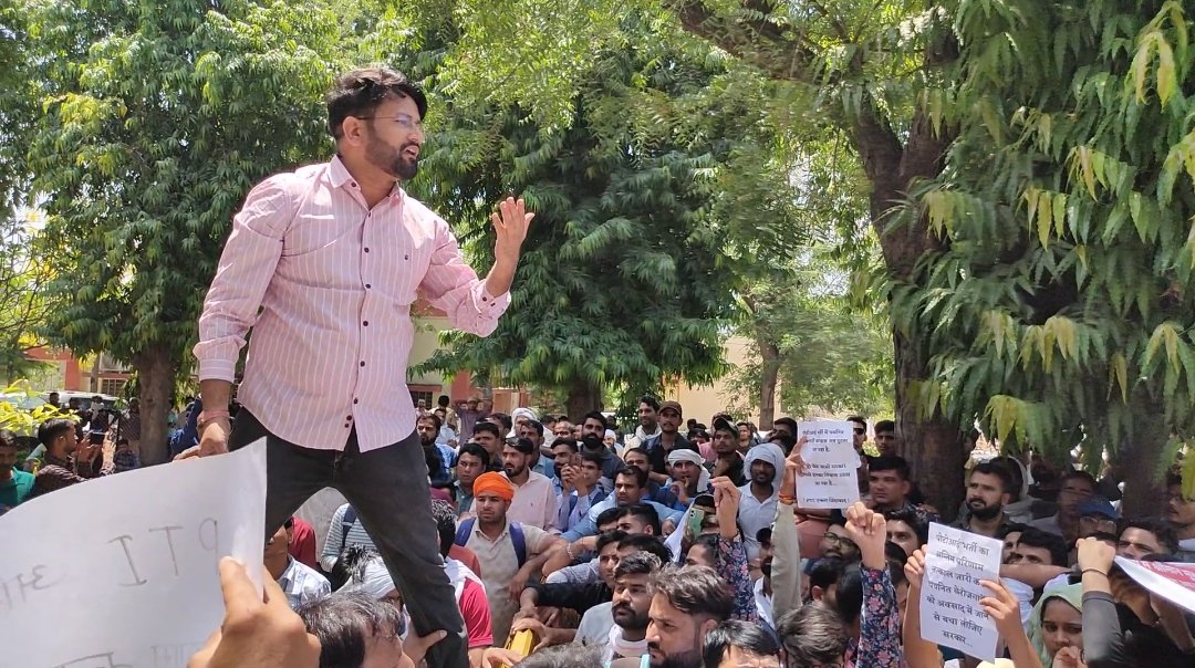 Tarun7674's tweet photo. उपेन यादव बनना आसान नहीं  जिंदगी में बहुत कुछ दांव पर लगाना पड़ा है।
तुम सस्ती लोकप्रियता के लिए कुछ भी लिख दोगे। कभी सड़को पर उतरकर संघर्ष करना उपेन यादव तुम्हें अच्छा लगने लग जायेगा।

#उपेन_संग_राजस्थान
#उपेन_संग_बेरोजगार 
@TheUpenYadav https://t.co/aarVXbU63V