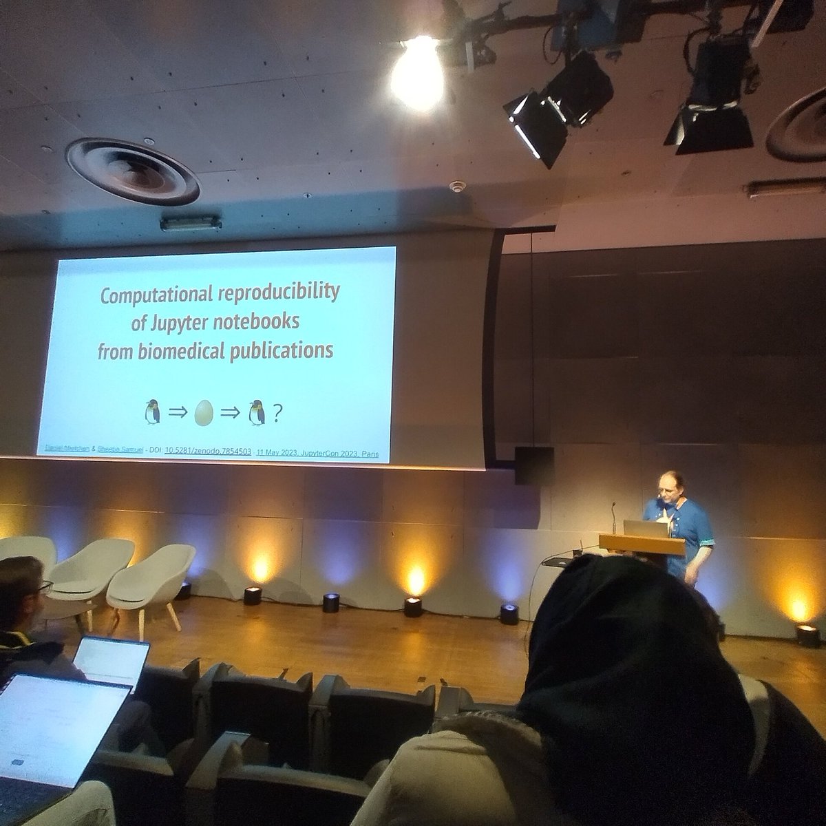 rgaiacs's tweet image. Always great to listen to @EvoMRI about reproducible research. 🐧➡️🥚➡️🐧? #JupyterCon2023