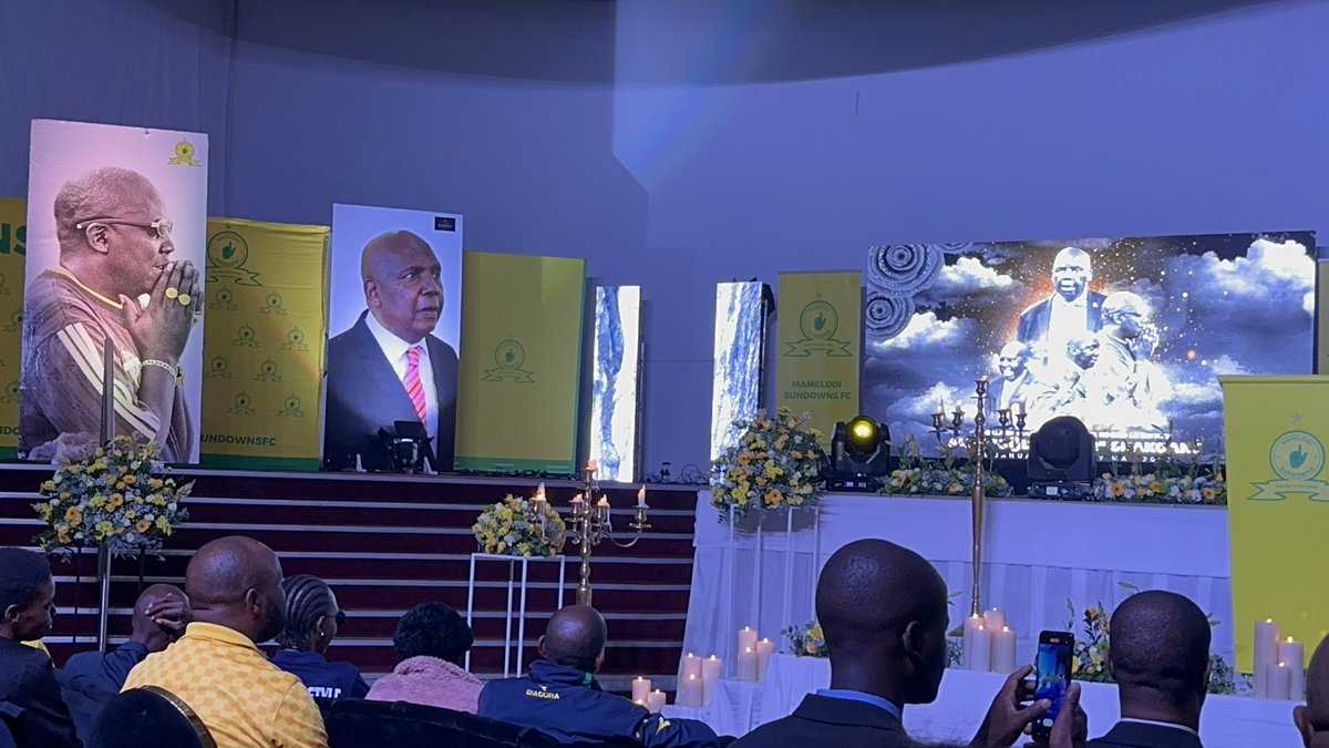 Velile_Mnyandu's tweet photo. Remembering the Legend #AlexShakoane , the @Masandawana choir in full voice here in Mamelodi.
@SABC_Sport | #RIPGoldFinger https://t.co/6JnhvJTMfc