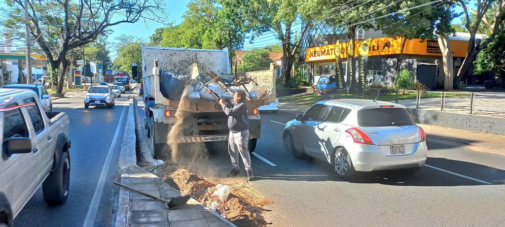 🛣️Calles y avenidas limpias 🧹
Una calle limpia es visualmente más atractiva y salubre 🙌

🔶 Esta mañana trabajamos de forma simultánea en varias vías de la ciudad 👇
📷Avda. Mariscal López