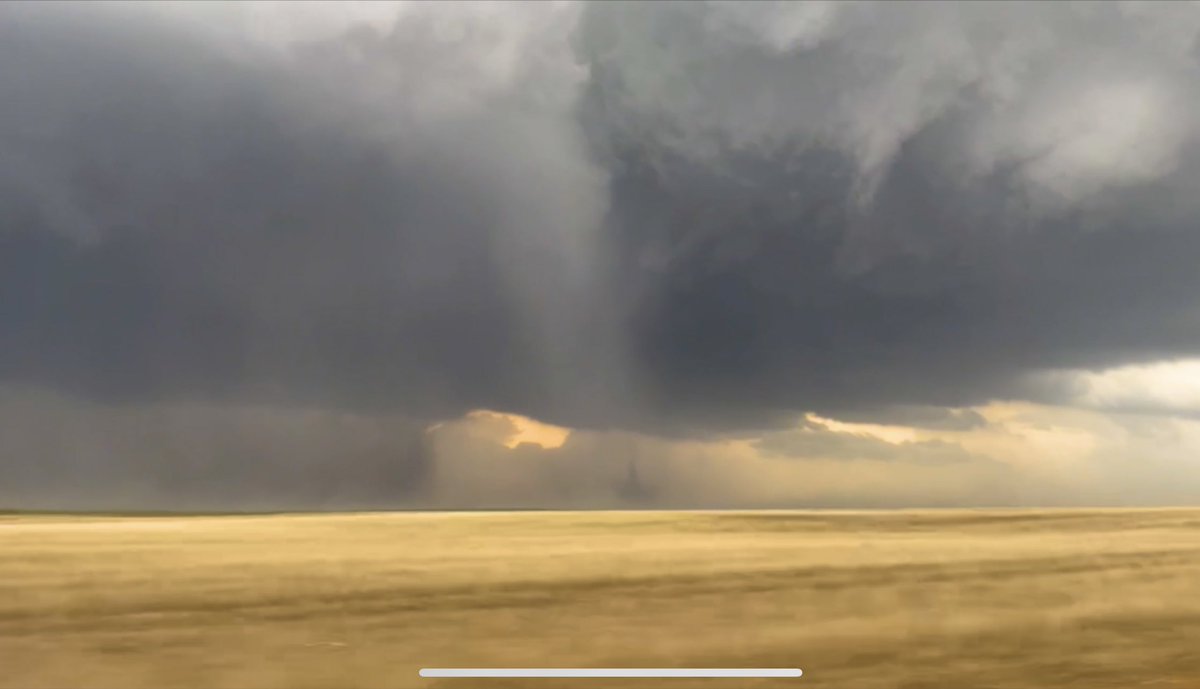 aaronjayjack's tweet photo. Team Jayjack &amp; Cosmo the Toller documented at least 4 tornadoes yesterday in Colorado. Cosmo has now seen at least 8 tornadoes in his 4 months on Earth. #cowx #tornado https://t.co/wRgLeCd7kk
