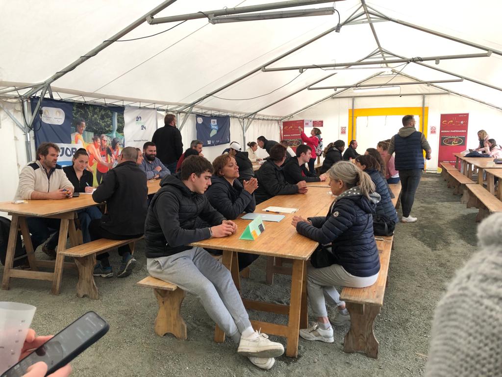 FTravail_CVL's tweet image. Opération &quot;du stade vers l&apos;emploi&quot; aujourd&apos;hui à #Chinon, avec + d&apos;une 40aine de candidats et 20 entreprises. 
Après une matinée riche en échanges sportifs, dans une ambiance décontractée, place cet après-midi aux #recrutements!
#TousMobilisés #AvecPôleEmploi et @ffrugby