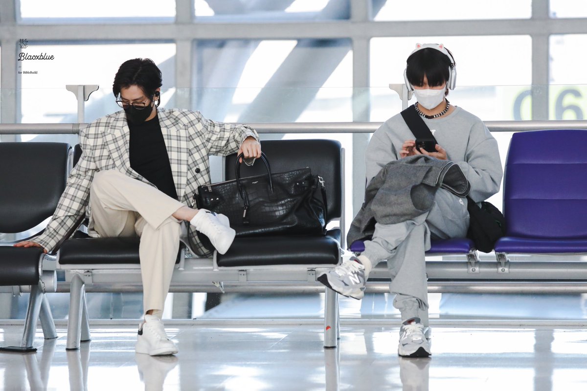 blebiuokami's tweet image. These photo is BBB color coded, cause Biu sat on blue bench, and Bible sat on black one

#BibleBuild #ไบเบิ้ลบิว