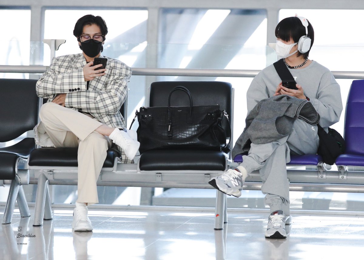 blebiuokami's tweet image. These photo is BBB color coded, cause Biu sat on blue bench, and Bible sat on black one

#BibleBuild #ไบเบิ้ลบิว