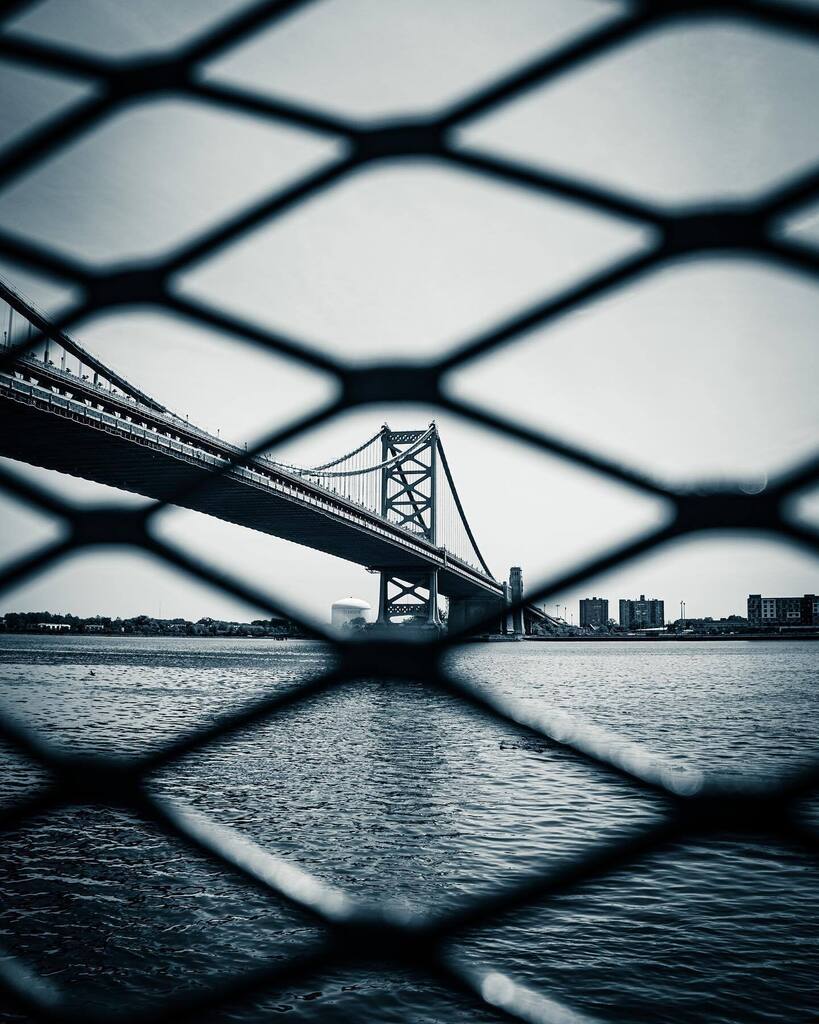 BFB shot thru a gate/fence, I’m always going to hit the shutter button 🫨
.
.
.
.
.
#streetphotography #blackandwhitephotography #benfranklinbridge #bridgesofinstagram #phillyframes #opticalwander #phl_shooters #visitphilly #discoverphl #phillyfaddist… instagr.am/p/CsGpCJ_JlUq/