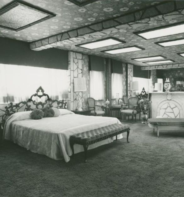 BrownstoneDetec's tweet photo. @MuhammadAli @MickJagger In No. 416 Waverly Ave, #permastone, shag carpeting, ceiling paper, wall mirrors, & Louis XV-style chairs...
#ClintonHill #Brooklyn https://t.co/e6ZGjhFACl