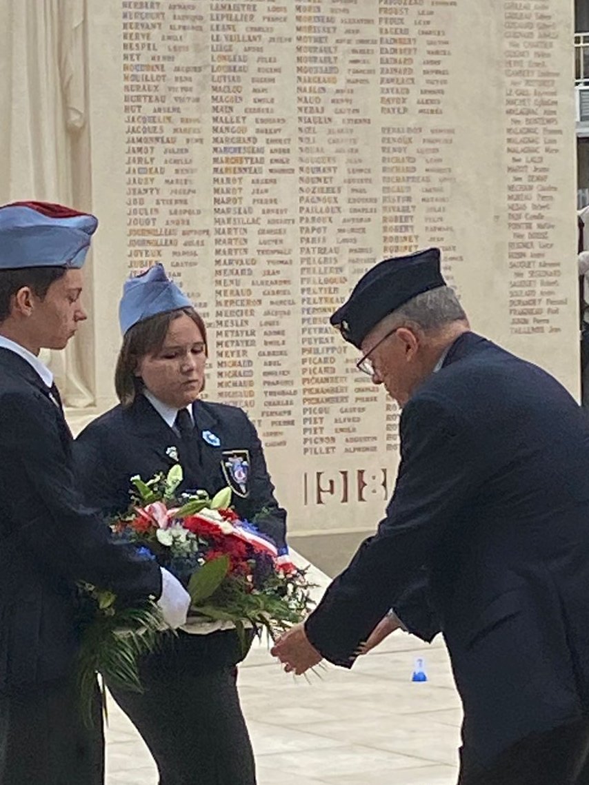 Lescadetsensoa's tweet photo. A #Niort, le #8mai  2023, les #cadetsdeladefense participés au dépôt de gerbes du @SF_Siege et #udac 
Merci aux collégiens des collèges Fontanes, @CLG_pmc79 @collegerabelais  #devoirdemémoire #parcourscitoyen #Fiersdenoscadets https://t.co/Ww0IufdhQu