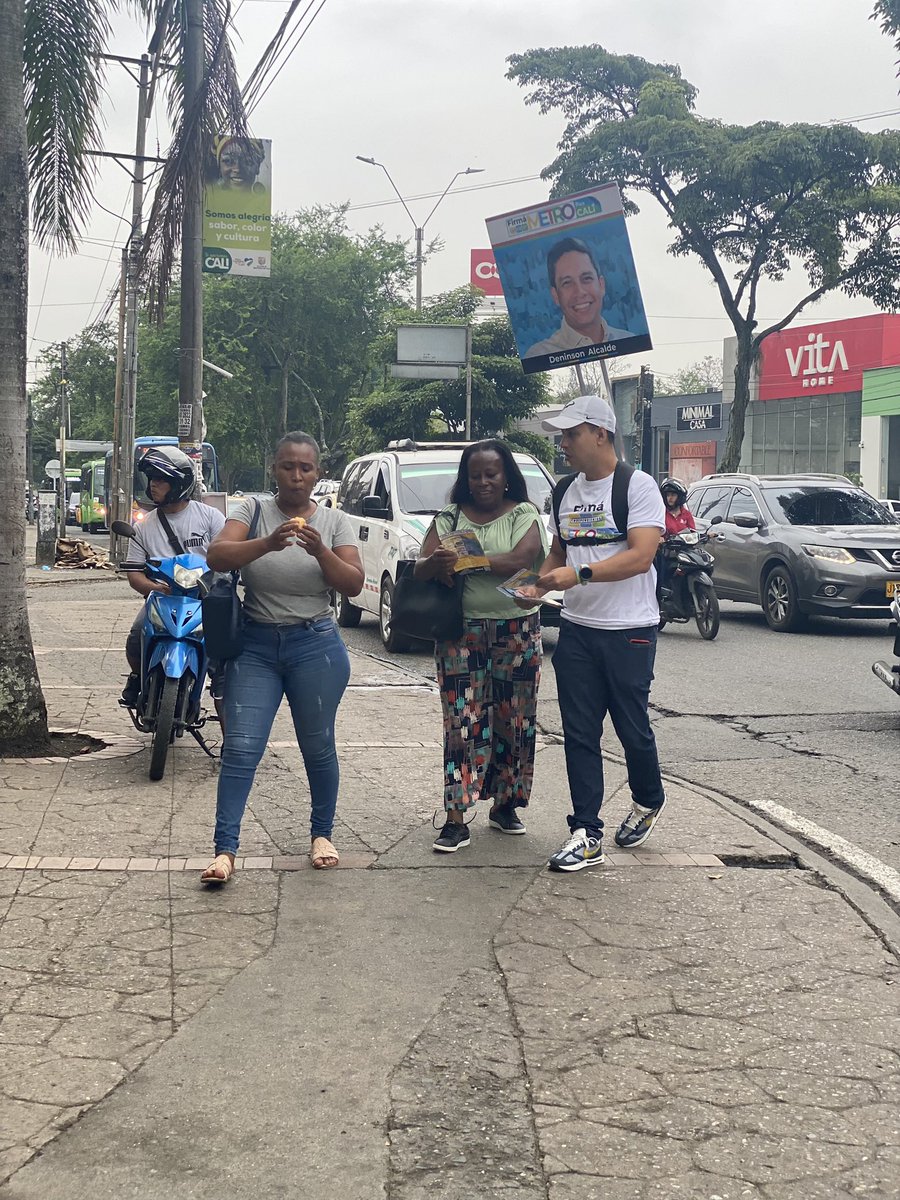 deninsonmendoza's tweet photo. Ahora estamos en Universidades #VamosCali nada nos detiene para decirle a las caleñas y los caleños que estamos vivos y que juntos para a volver a sentirnos en la Sucursal del Cielo 💙❤️🤍❤️💚 https://t.co/MeIx7JHRnd