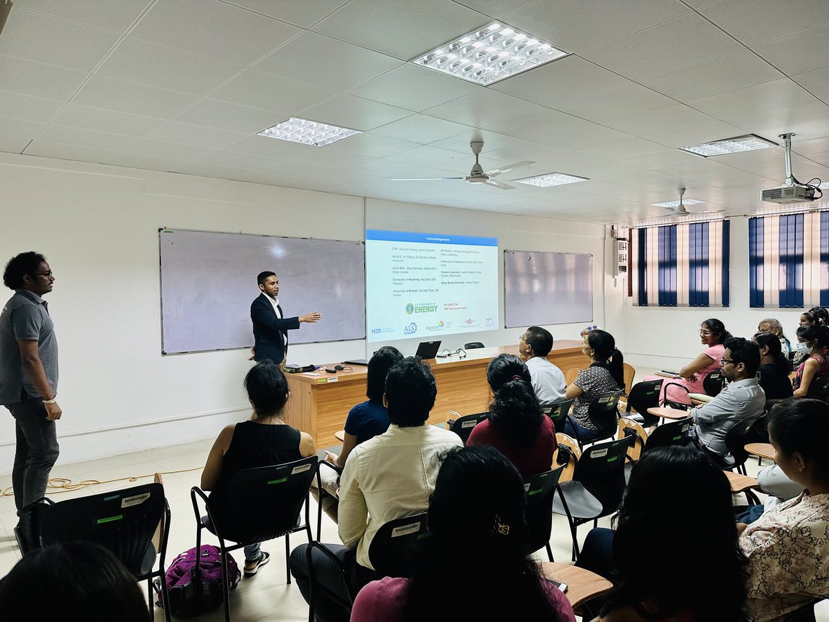 ChemSocUOC's tweet photo. A warm thank you to Dr. Sanjaya D Senanayake of Brookhaven National Laboratory for visiting the Department of Chemistry and for imparting knowledge with a valuable talk! It was a truly inspiring day, and it was great to see a large audience.
#CHEMSOCUOC https://t.co/lrxdAB6zJr