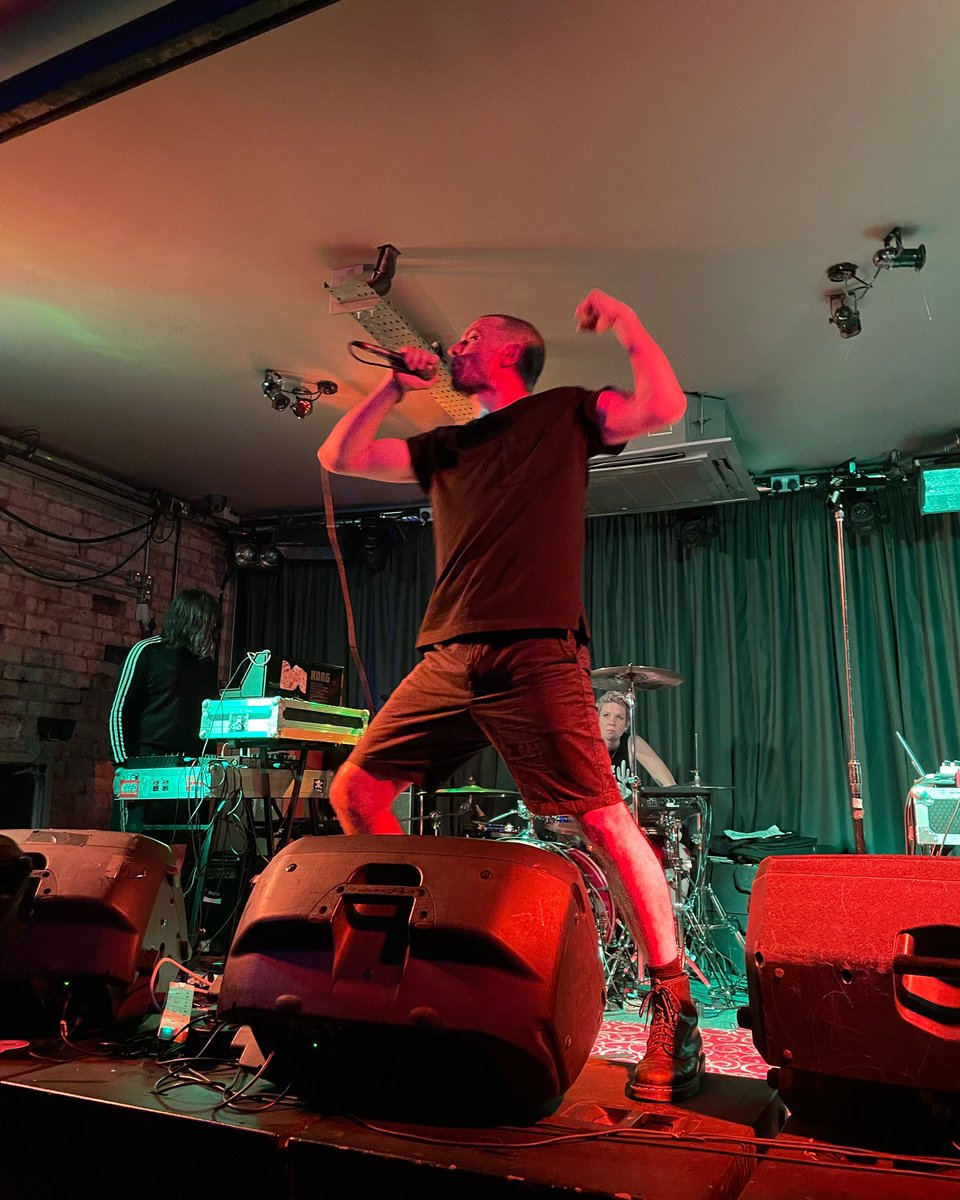 chrisb_t's tweet photo. Still buzzing from seeing @Benefitstheband and @otobokebeaver in the space of 4 days. Awesome work @Cqaf 👏 https://t.co/CMgQK0Ji3i