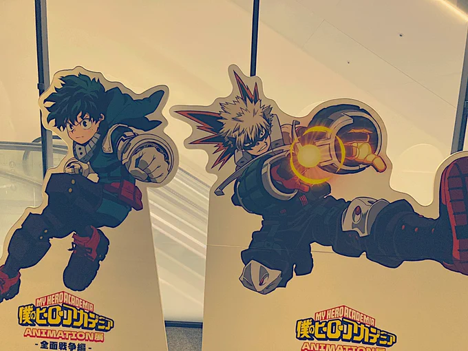 アニメ展行ったりカフェ行ったりしましたアニメ展のグッズ売り場でぬいバッヂ見つけて即カゴ入れた…推しの生首バッヂかわいすぎる 