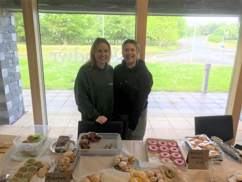 WUNursing's tweet image. Rydym yn falch iawn o'n myfyrwyr nyrsio @NursingGlyndwr sydd wedi bod yn gwerthu cacennau yn yr @theopticcentre   i godi arian tuag at Hope House a Thŷ Gobaith @HHTGhospices 🍰 heddiw.
#codiarian #arwerthiantcacennau #elusen #cacennau