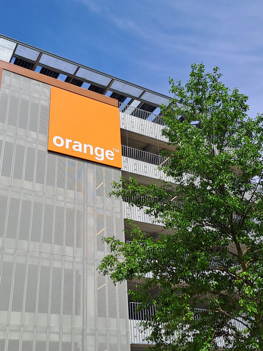 RonotYvan's tweet photo. MERCI à tous mes collègues du staff @OrangeGrandEst  Nancy 2 Rives pour leur accueil dans notre nouveau bâtiment magnifique !
BRAVO pour le boulot de préparation et d'accueil
C'est cool de travailler dans un tel environnement... 👍 

#lifeatorange 
@SarahBouleau https://t.co/ztYoCV0cGb
