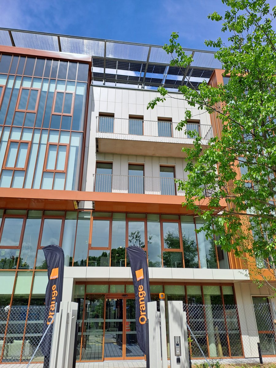 RonotYvan's tweet photo. MERCI à tous mes collègues du staff @OrangeGrandEst  Nancy 2 Rives pour leur accueil dans notre nouveau bâtiment magnifique !
BRAVO pour le boulot de préparation et d'accueil
C'est cool de travailler dans un tel environnement... 👍 

#lifeatorange 
@SarahBouleau https://t.co/ztYoCV0cGb