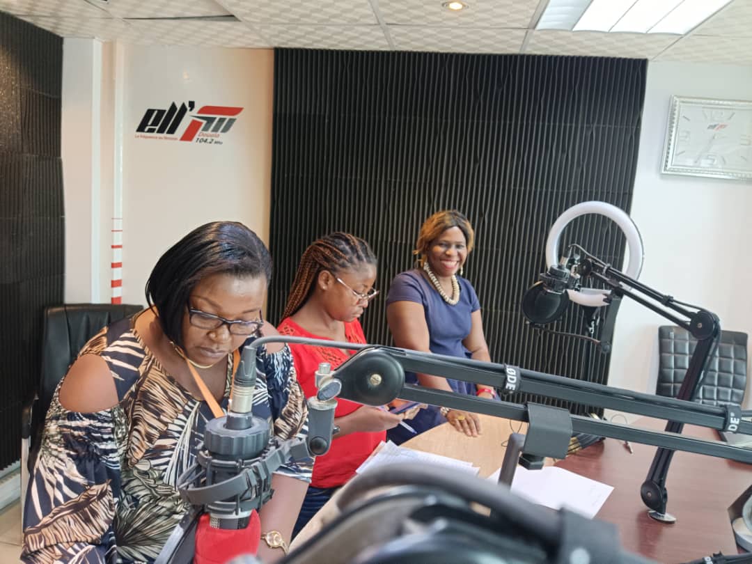 feminicides237's tweet image. Nous étions à la radio #ELLFM pour presenter la lettre adressée au Président de la République par le Collectif STOP FEMINICIDES 237 sur la montée des féminicides au Cameroun.

#stopfeminicides 
#stopféminicides237
#Cameroun