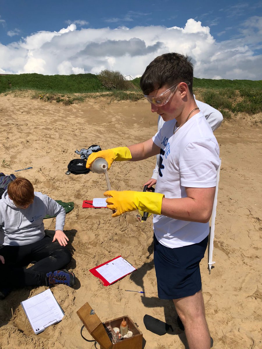 Fin testing the pH in the dunes 👨🏻‍🔬⚗️🧪💧. One of the range of fieldwork activities being completed at 
<a href="/CranedaleCentre/">Cranedale Centre</a>, in North Yorkshire, as part of their A Level course 🌍📋🖊️ #Geography #ALevel #Fieldwork #Education
