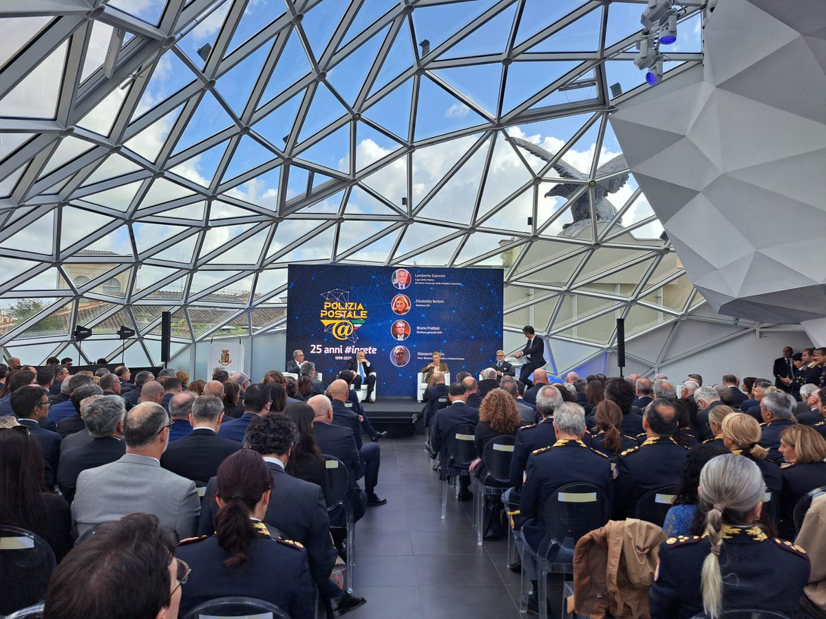 #poliziapostale25
Un evento per ripercorrere insieme le tappe fondamentali dell'evoluzione della #poliziapostale in 25 anni, moderato da <a href="/AlessioZucchini/">Alessio Zucchini</a> del <a href="/Tg1Rai/">Tg1</a>, con la partecipazione speciale di <a href="/albertoangela/">Alberto Angela</a>  #11maggio
Leggi qui poliziadistato.it/articolo/16645…
#essercisempre