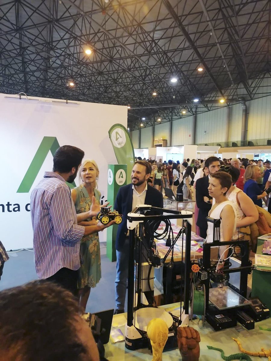 IAJuventud's tweet photo. El #IAJ participa en la #FeriaDeLaCiencia con un stand informativo, en colaboración con el @IAMJunta, para los jóvenes andaluces que allí se encontraban 💚
Nuestro director general, @corrales_cm, junto al responsable del #IAJSevilla, @ChemaValencina, han hecho acto de presencia https://t.co/PCBLqyU18Z