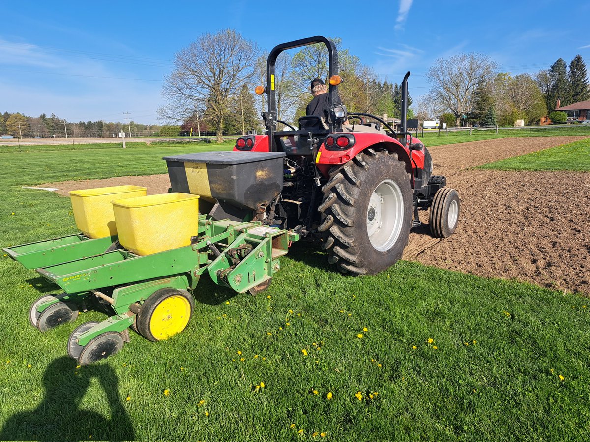 @livnoorenberghe engineered the site layout, while product guru @Dave_Den_Boer ensured precise planting @outdoorfarmshow site this morning!  #PRIDEinMyField #Ontario