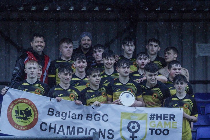 WWYL_AFL's tweet photo. Congratulations to @BaglanDragons who are this seasons #WWYL Plate Winners

Here they are with league chairman Mark Williams #wwyl https://t.co/WOVKvMcNap