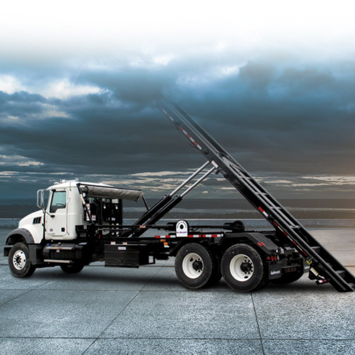 BigTruckRental's tweet image. Collect general waste, heavy items, construction scrap, recycling goods and various materials with a roll-off garbage truck! Contact us and learn more about renting a waste management roll-off truck: bit.ly/BTRContact #TruckTuesday #BigTruckRental #RollOff