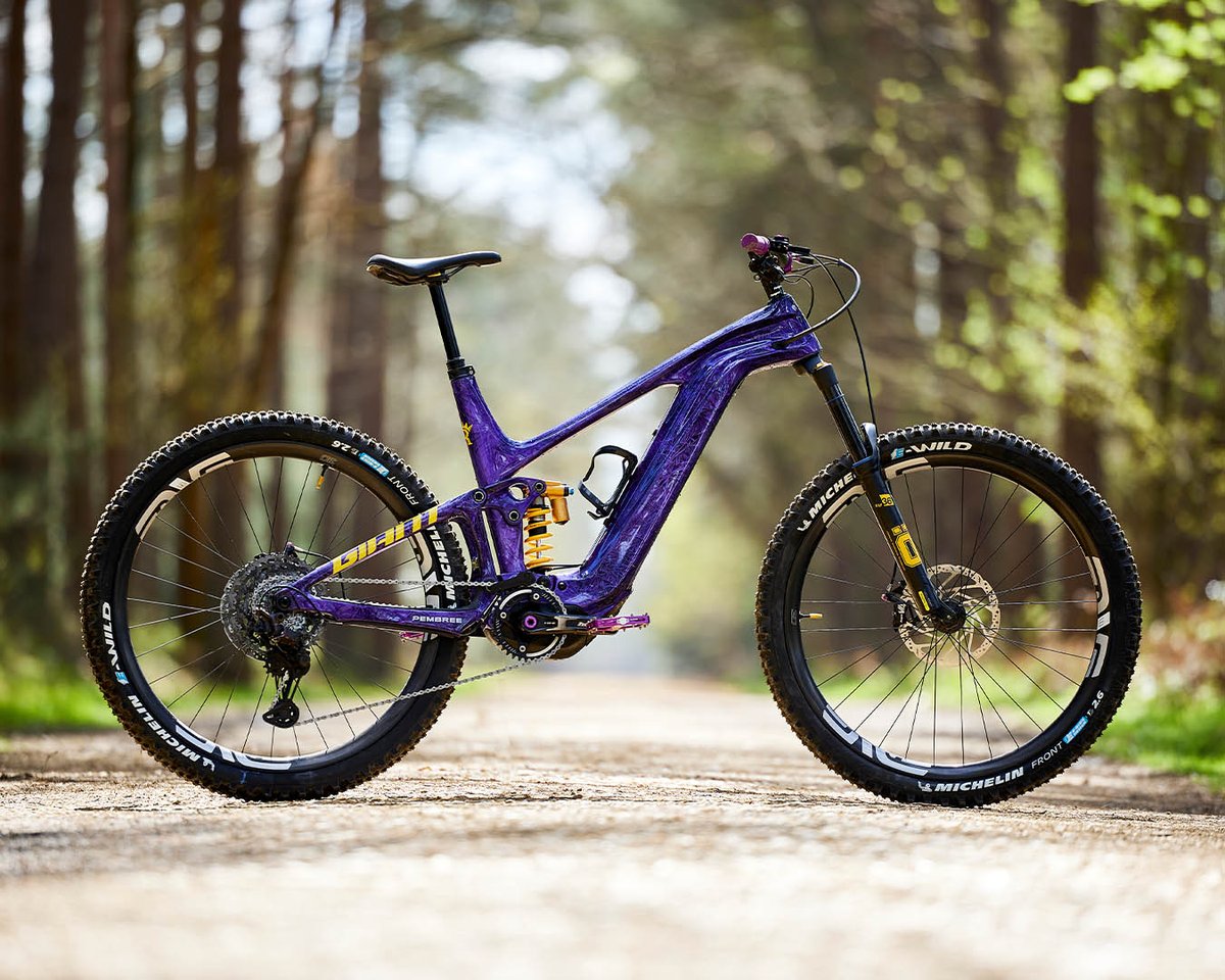 ridegiantbikes's tweet photo. Rob Warner brings the 🔥 with his new heavy metal-influenced Trance X Advanced E+! 🤘
We asked Rob what ideas he had for his first custom paint job since coming back to the Giant, "I wanted something heavy metal," Rob replied.
📸: @stevebehr
#TrailPower #RideUnleashed https://t.co/6Ezkw46YPg