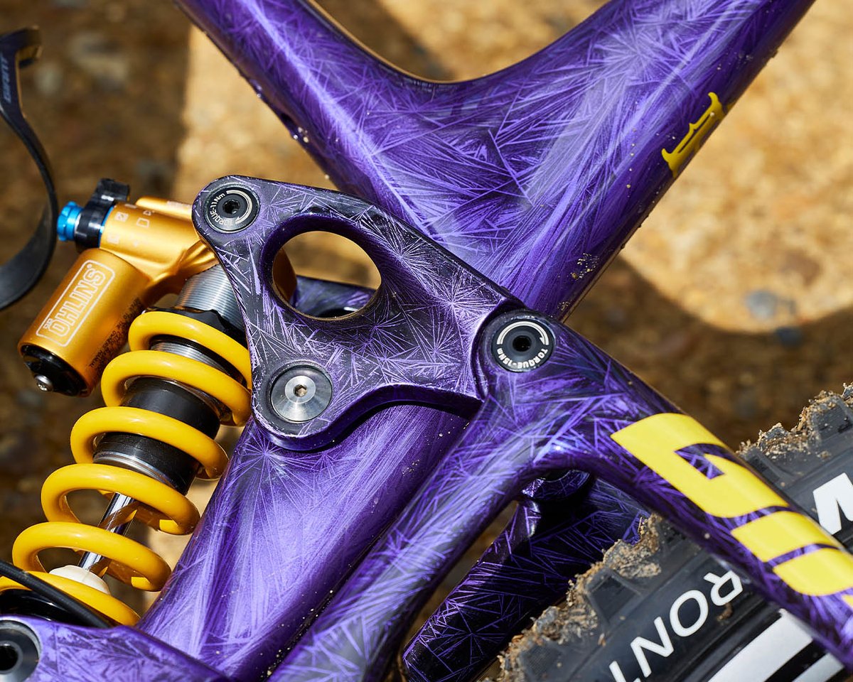 ridegiantbikes's tweet photo. Rob Warner brings the 🔥 with his new heavy metal-influenced Trance X Advanced E+! 🤘
We asked Rob what ideas he had for his first custom paint job since coming back to the Giant, "I wanted something heavy metal," Rob replied.
📸: @stevebehr
#TrailPower #RideUnleashed https://t.co/6Ezkw46YPg