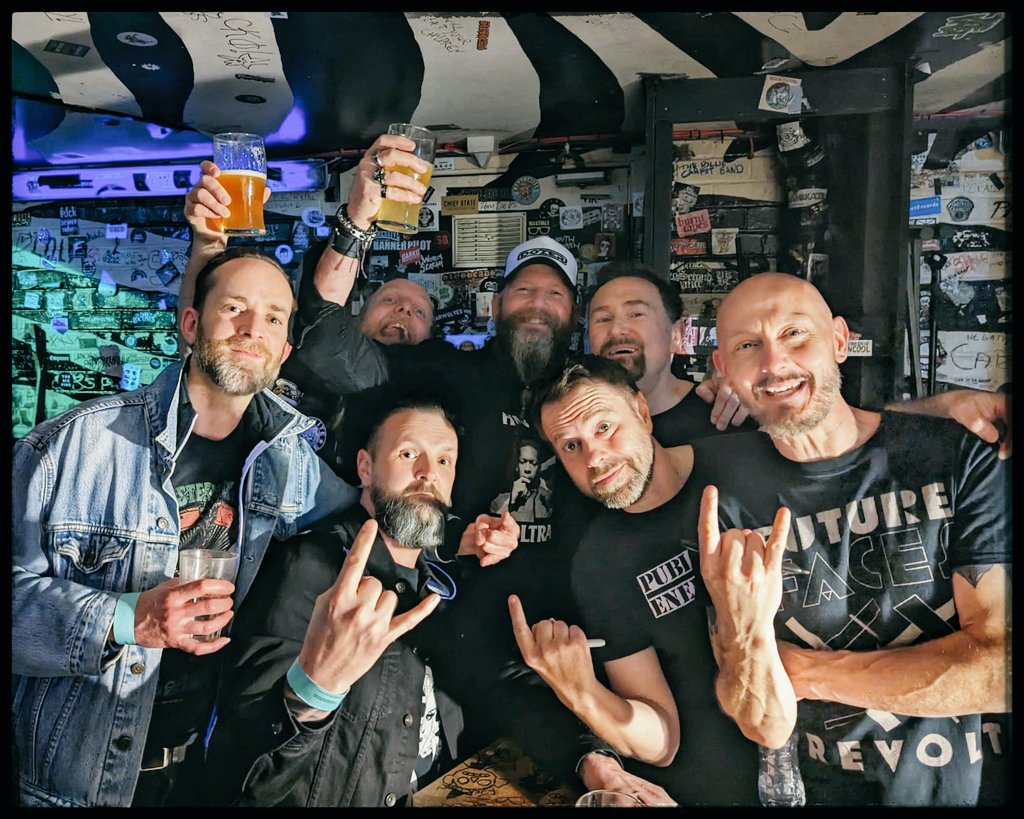 OriginalBeandog's tweet photo. The night we had some smiling time with Therapy?

Cheers, gentlemen!

@therapyofficial 

#HardColdFire #Therapy #MeetAndGreet #TheFightingCocks https://t.co/hRxuuUI3eR