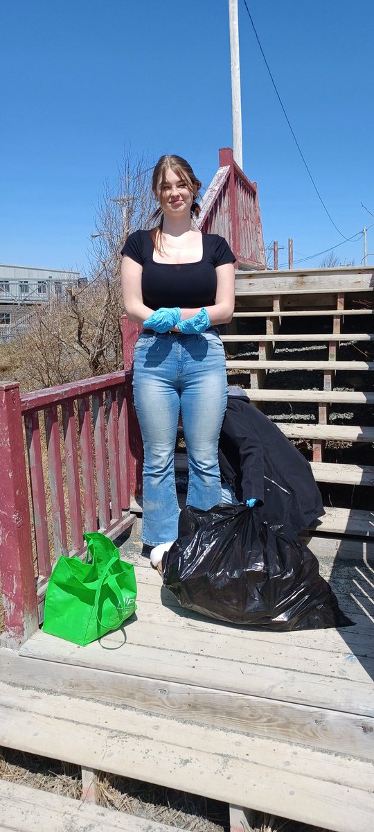 Nos élèves de Français 3202 ramassent des déchets dans le parking de l'école.  On met en action notre apprentissage. @NLESDCA @QEPioneers #NLESDFR #pioneerpride