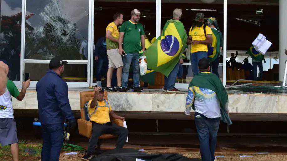 slpng_giants_pt's tweet photo. 🚨 DEU RUIM PARA OS GOLPISTAS -  PF efetiva nova fase da operação Lesa-Pátria para investigar e identificar financiadores dos atos golpistas de 8 de janeiro.

São 22 mandados de busca e apreensão, e entre os alvos estão produtores rurais e CACs. 

De acordo com a Polícia Federal, foi determinado bloqueio de bens para cobrir os R$ 40 milhões de reais em danos ao patrimônio público.
