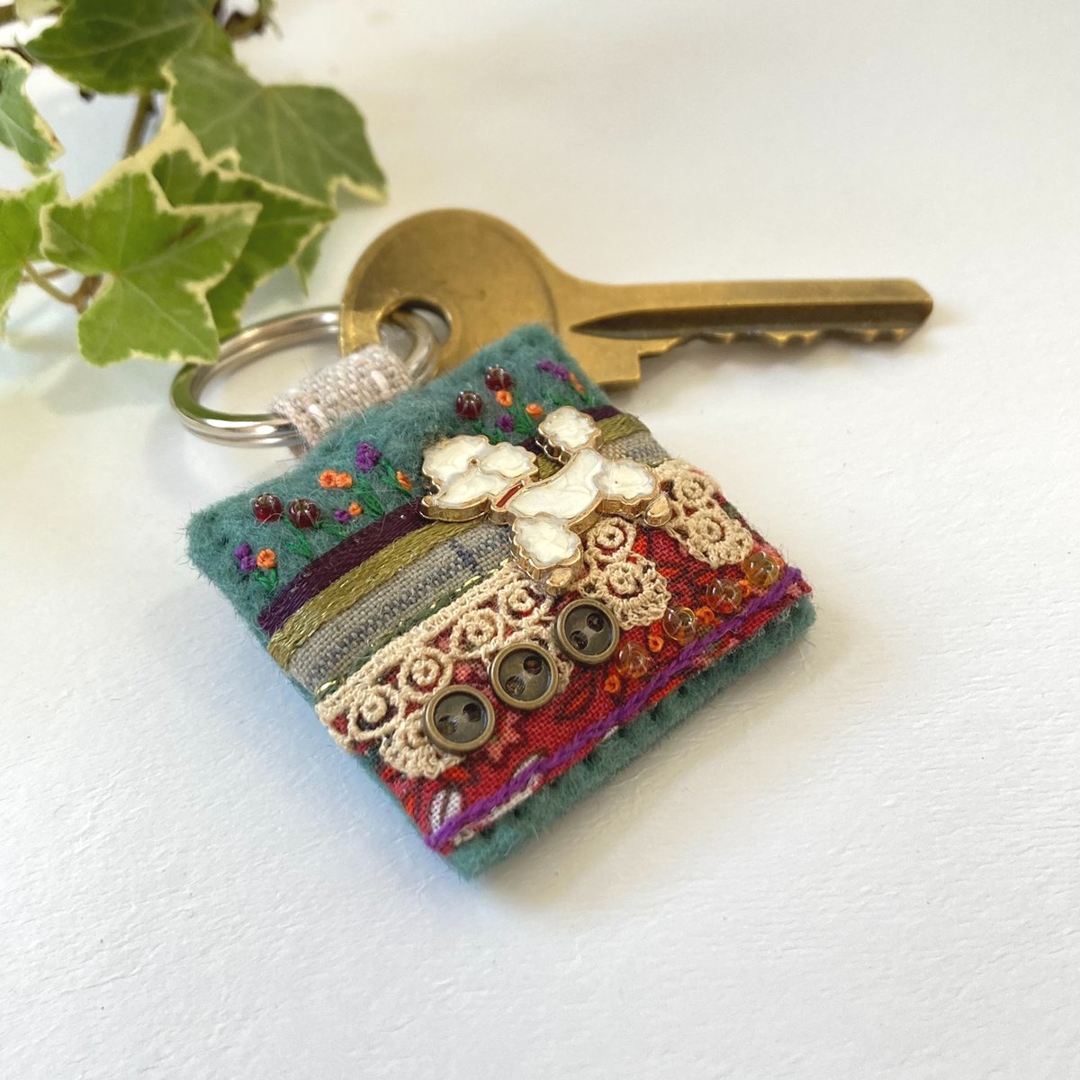 Darling white Poodle hand sewn keyring with mixed fabrics, trims and embellishments.

#handsewngifts handmade in #Lincolnshire by #elliestreasures 

elliestreasures.square.site/product/white-…

#mhhsbd #shopindie #DogLover