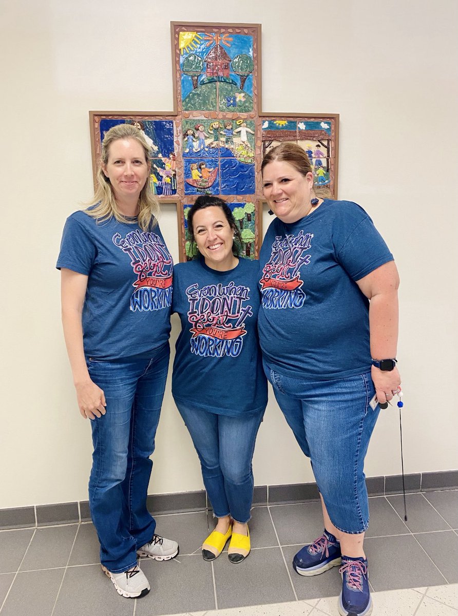 StLaurenceCS's tweet image. We love our teachers! #MatchingShirts #3rdGradeTeam ❤️💙❤️