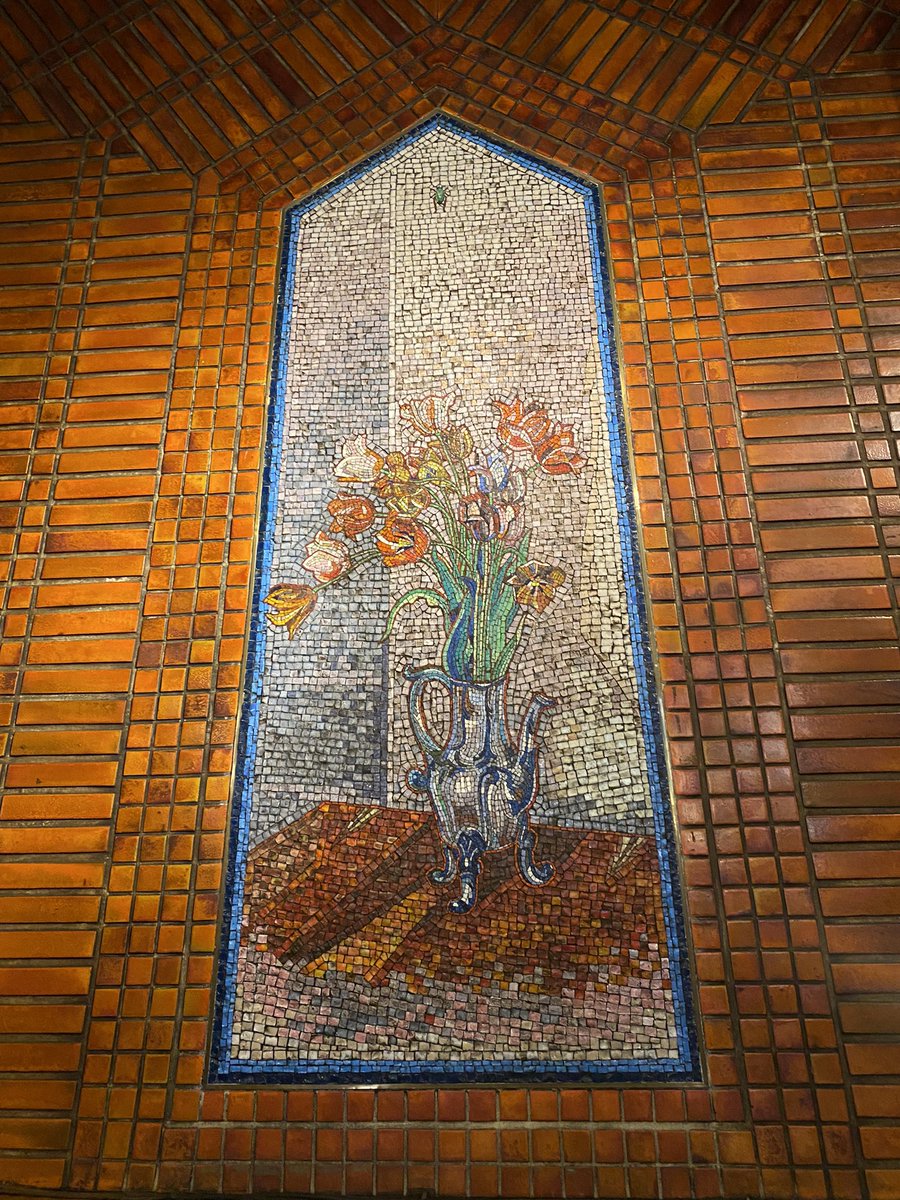 床も壁も天井もタイル。壁のモザイク画が美しい
