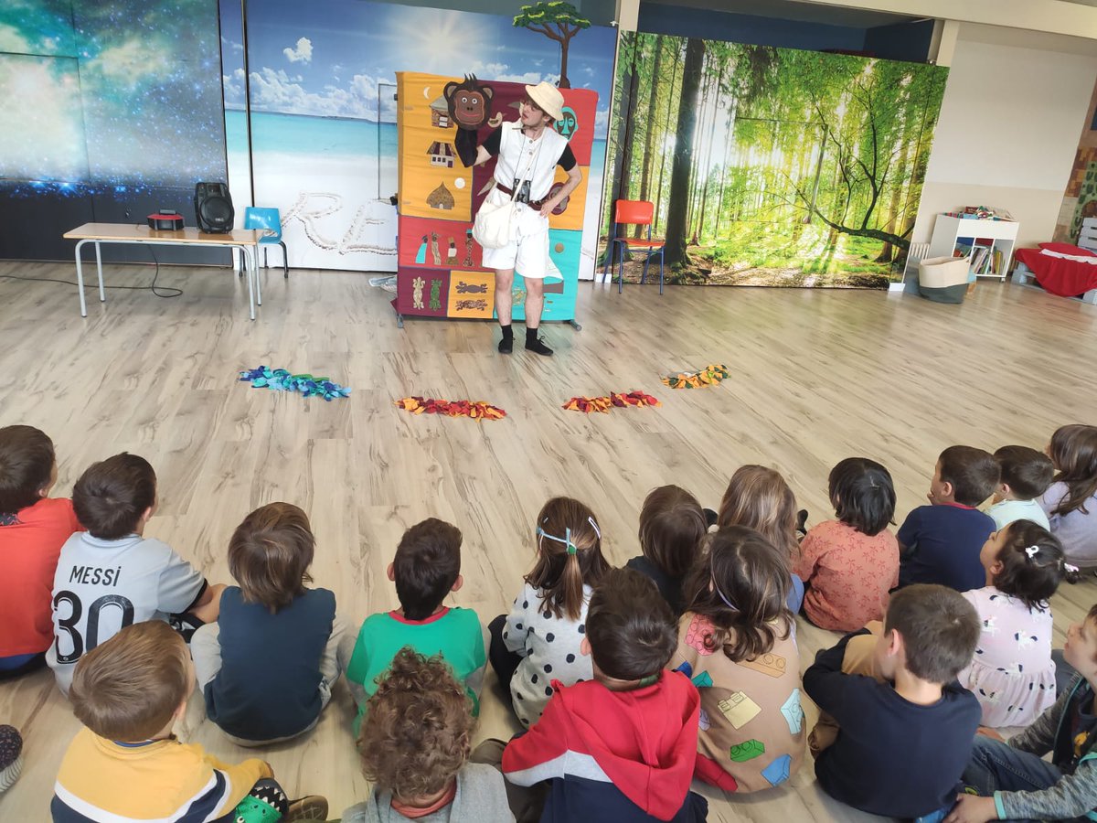 Avui els infants més petits hem pogut gaudir d'un obra de teatre molt divertida en anglès, titulada "An African adventure". Hem fet un petit viatge a l'Àfrica i ens hem trobat  animals  com el lleó 🦁, el mico🐒, l'elefant 🐘 i la girafa 🦒. #escolaTresPins