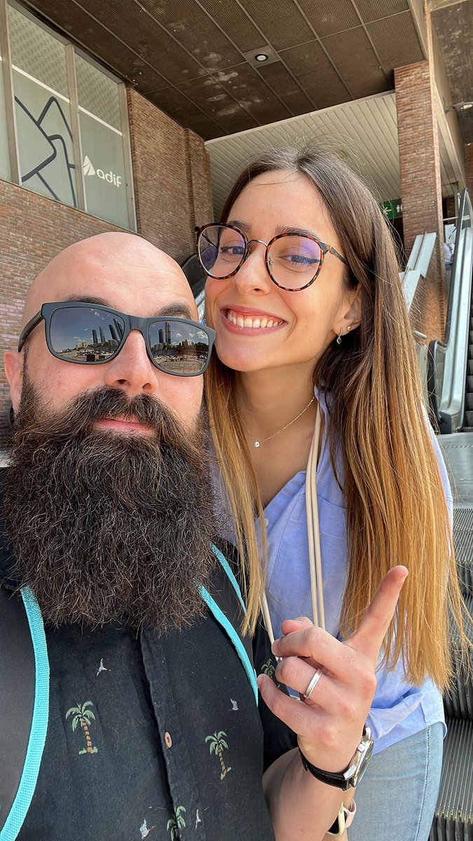 Bl3sSuR's tweet photo. Me he encontrado con esta chica tan maja @rumifoxy , en el tren hacia la #tintertulia de esta tarde en @NintendoES 🤗! https://t.co/UpNfJOJITw