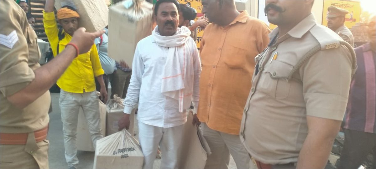 vikassaxenafbd's tweet photo. #Farrukhabad पीठासीन अधिकारी को बूथ के अंदर मारपीट कर फाड़े कपड़े https://t.co/5n0YIfLgTE @igrangekanpur @adgzonekanpur @fatehgarhpolice https://t.co/0SZl0rIeY3