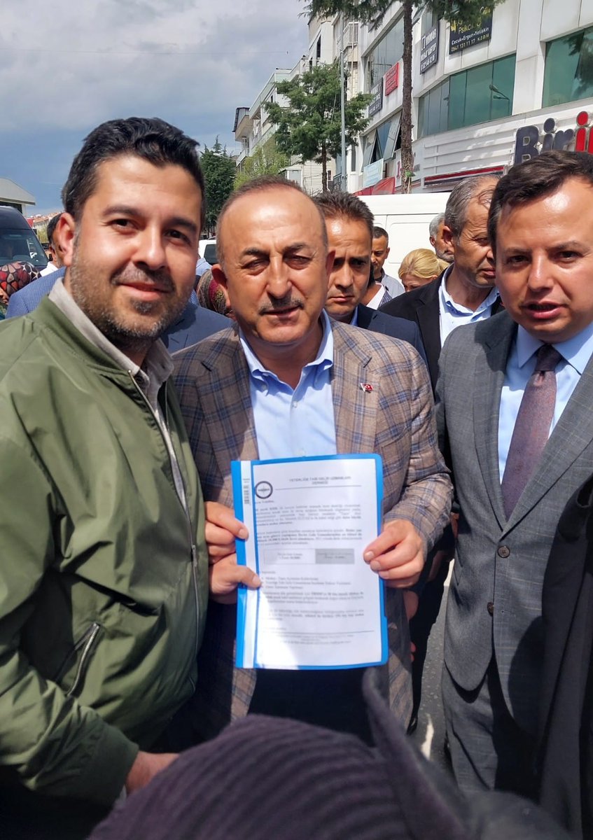 Dışişleri Bakanı Sn. Mevlüt Çavuşoğlu (<a href="/MevlutCavusoglu/">Mevlüt Çavuşoğlu</a>) ile görüşülerek kariyer uzmanlıklar arasında oluşturulan merkez-taşra ayrımı haksızlığı anlatılmış, sorun ve taleplerimizi içeren dosya kendilerine sunulmuştur.

İlgi ve alakalarından dolayı Sayın Bakan'a teşekkür ederiz.