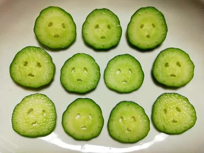大葉入りつくね、サラダ、豆腐なめこの赤出汁 大葉つくねのレシピこれ↓ とっても美味しかったけどちょっと玉葱入れ過ぎて調理中ぱらぱら分離して来ましたww  #Twitter家庭料理部