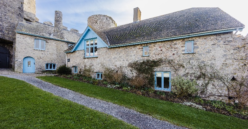 ManorbierCastle's tweet photo. Looking for an unforgettable experience? 😃

We think staying in a #castle is pretty high up the bucket list! For more information, availability and pictures please visit our website! 🏰

#pembrokeshire #tourism #holiday #staycation https://t.co/jXUdtEL9nE