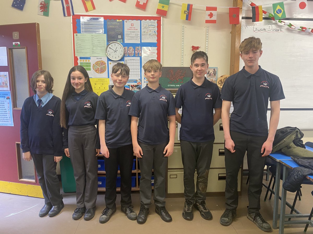 Dyffryntaf's tweet photo. Mae Grwp llefaru o’r Ysgol yn mynd i gystadlu yn Eisteddfod yr Urdd, Llanymddyfri ar y 31 o Fai 2023 am 3.45yp ac mae Jess Anthony wedi bod yn llwyddiannus i fynd trwy i gystadlu yn y Genedlaethol gyda’i gwaith Celf. 1/2 https://t.co/xS0dZcSrgQ