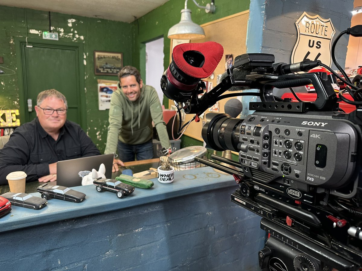 What’s happening what’s happening? Full on day with #thewheelerdealer <a href="/mikebrewer/">Mike Brewer</a> &amp; <a href="/f1elvis/">Marc Priestley</a> in the #workshop #busy #filming #crew #restoring #saving #car #classic #fun #savingmoney #wheelerdealers 😉x